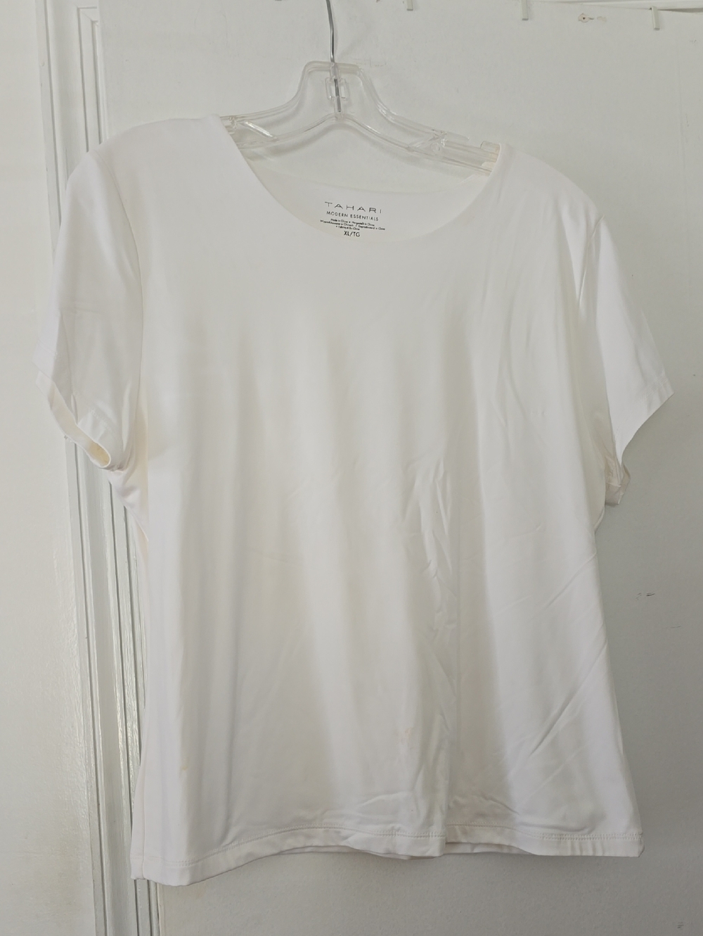 Tahari White Short Sleeve Scoop Neck Top
